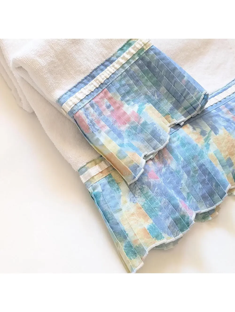 Vintage Bath Towel Set with Pleated Floral Fabric Trim